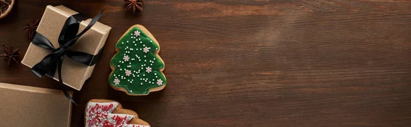 木桌礼品盒附近圣诞树饼干的顶部视图 全景镜头 全景镜头 — 图库照片