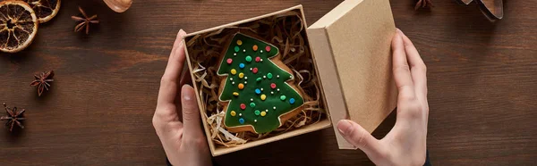 Oříznutý Pohled Otevírací Box Ženy Vánoční Stromečkem Sušenkou Dřevěného Stolu — Stock fotografie