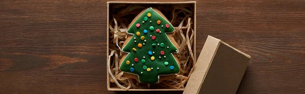 木制桌子礼品盒中圣诞树饼干的顶视图 全景拍摄 — 图库照片