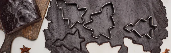 Bovenaanzicht Van Rauw Deeg Deeg Mallen Voor Chocolade Kerstkoekjes Witte — Stockfoto