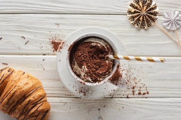 Bovenaanzicht Van Kerstcacao Mok Met Decoratie Nabij Croissant Witte Houten — Stockfoto