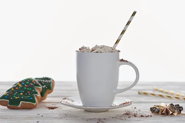 Kerst Cacao Met Slagroom Stro Mok Buurt Van Koekjes Houten — Stockfoto