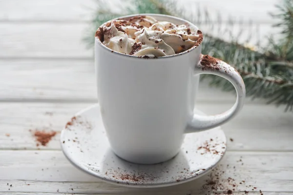 Weihnachtskakao Mit Kakaopulver Und Schlagsahne Becher Auf Weißem Holztisch Neben — Stockfoto