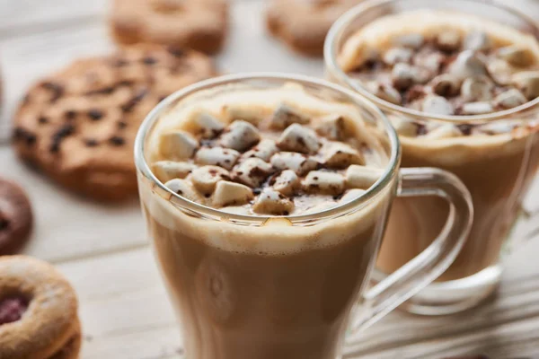 Selectieve Focus Van Cacao Met Marshmallow Mokken Bij Koekjes Witte — Stockfoto
