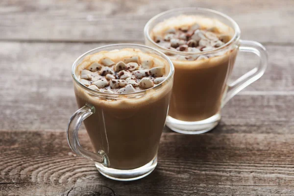 Kakao Med Marshmallow Och Kakaopulver Muggar Träbord — Stockfoto