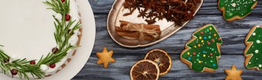 Noel pastası, baharat ve noel ağacı kurabiyelerinin en üst görüntüsü.