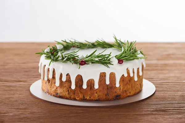 Tasty Christmas Cake White Icing Rosemary Cranberries Plate Wooden Table — Stock Photo, Image