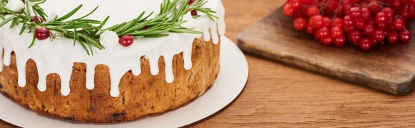 Torta Natal Com Alecrim Bagas Viburnum Mesa Madeira — Fotografia de Stock