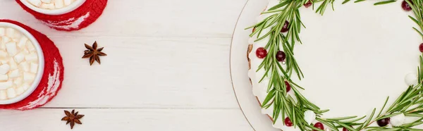 Bovenaanzicht Van Twee Kopjes Cacao Zoete Kersttaart Witte Houten Tafel — Stockfoto