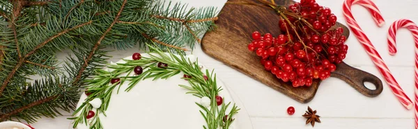 Vrchní Pohled Vánoční Koláč Vibrační Bobule Bílém Dřevěném Stole Smrkovými — Stock fotografie