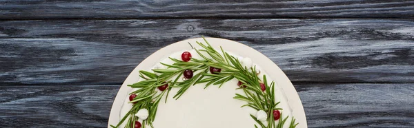 Top View Traditional Christmas Pie Glaze Rosemary Cranberries Dark Wooden — Stock Photo, Image