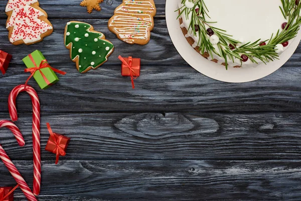 Vista Dall Alto Torta Natale Bastoncini Zucchero Piccoli Regali Biscotti — Foto Stock