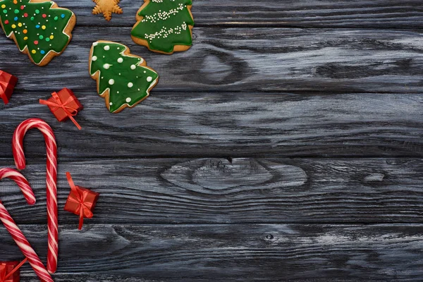 Vista Superior Pequeños Regalos Bastones Caramelo Galletas Árbol Navidad Mesa — Foto de Stock