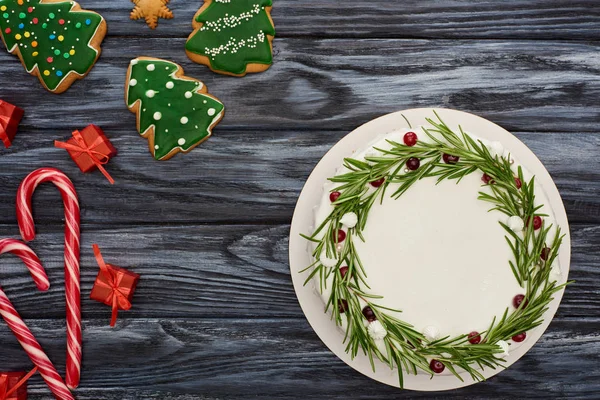 Vista Dall Alto Della Torta Natale Con Decorazioni Bastoncini Zucchero — Foto Stock