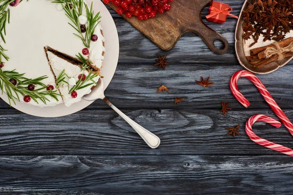 带迷迭香的圣诞派和覆盆子的黑木桌上挂满糖果手杖 越橘和八角茴香籽的圣诞派尽收眼底 — 图库照片