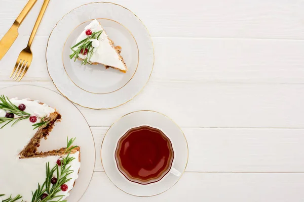 带迷迭香的圣诞派和放在白色木制桌子上的红莓茶的顶部视图 — 图库照片