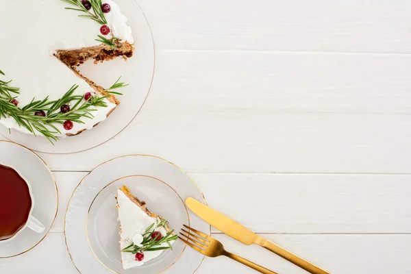 白い木のテーブルの上のクリスマスパイとお茶のカップの眺め — ストック写真