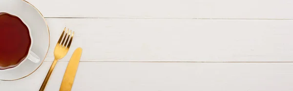 Vista Superior Taza Tenedor Cuchillo Mesa Madera Blanca — Foto de Stock