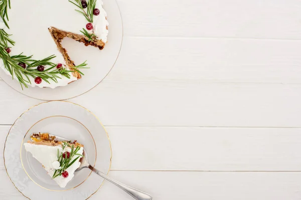 白色木制桌子上有迷迭香和越橘的甜圣诞派的顶部视图 — 图库照片
