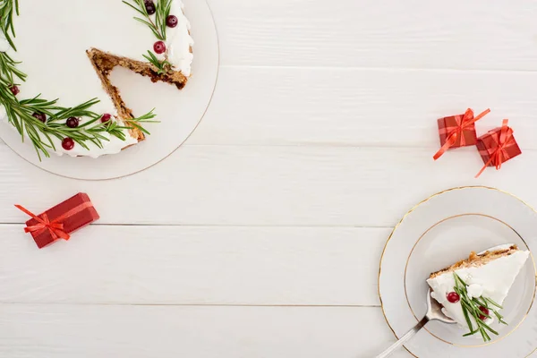 Вид Рождественский Пирог Белом Деревянном Столе Маленькими Подарками — стоковое фото