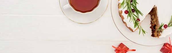 Vista Superior Torta Natal Com Alecrim Cranberries Mesa Madeira Branca — Fotografia de Stock