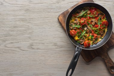 Tahtadaki tavada ev yapımı omlet manzarası. 