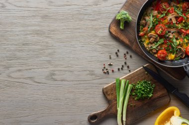En iyi ev yapımı omlet, içinde malzemeler ve bıçaklar olan kızartma tavası.
