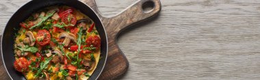 Kahvaltıda ev yapımı omlet ve ahşap tavanın üstünde. 