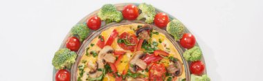 Tabakta taze domates ve brokoli ile nefis omlet manzarası.