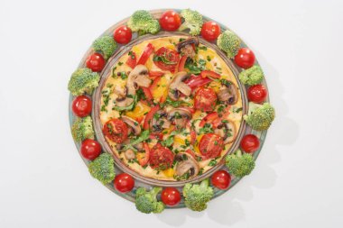 Tabakta ev yapımı omlet, taze domates ve brokoli.