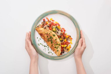 Kırpılmış kadın tabağı ve ev yapımı omlet. 
