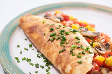 Mantarlı, domatesli, yeşillikli ve biberli ev yapımı omlet.