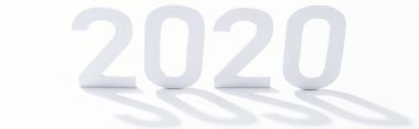 Kağıt 2020 rakamları beyaz arkaplanda gölge, panoramik çekim
