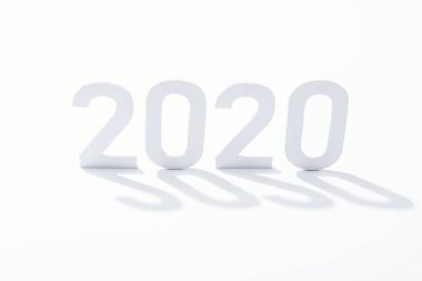 Kağıt 2020 rakamlar beyaz arkaplanda gölge