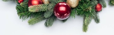 Beyaz arka planda mücevherleri olan Noel ağacı çelenklerinin üst görünümü, panoramik çekim