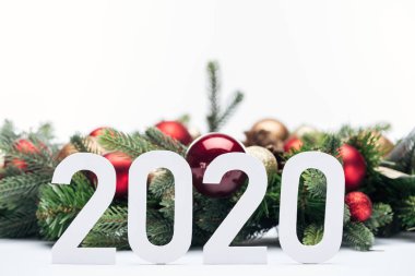 Kağıt 2020 numara noel ağacı çelengi yakınında, mücevherler beyaza izole edilmiş.