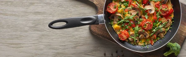 Blick Von Oben Auf Hausgemachtes Omelett Der Pfanne Zum Frühstück — Stockfoto