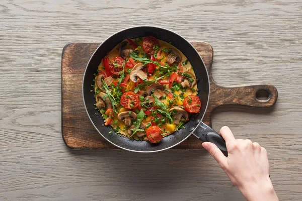 Vista Superior Omelete Mulher Cozinhar Com Cogumelos Tomates Verduras Frigideira — Fotografia de Stock