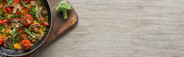 Ovanifrån Omelett Stekpanna Träskiva Med Färsk Broccoli — Stockfoto