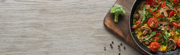 Top View Homemade Omelet Vegetables Greens Frying Pan Wooden Board — Stock Photo, Image