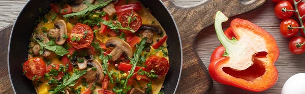 Ovanifrån Hemlagad Omelett Stekpanna Med Paprika Och Körsbärstomater Träskiva — Stockfoto