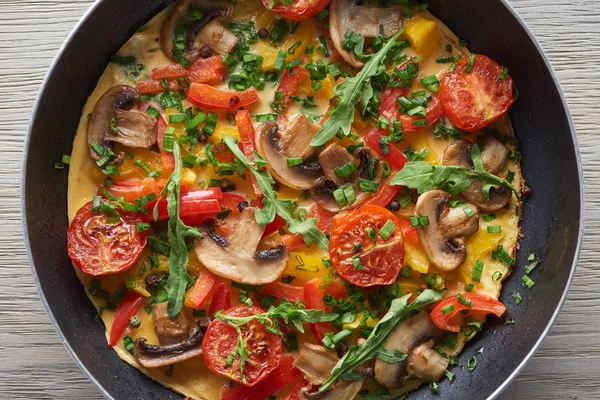 Top View Omelet Mushrooms Tomatoes Greens Frying Pan — Stock Photo, Image