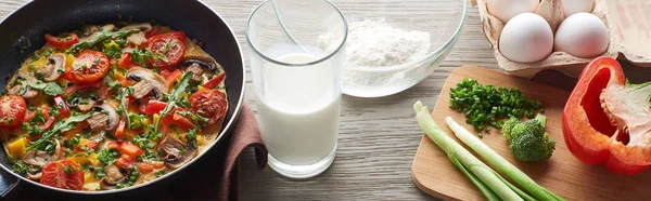 Hausgemachtes Omelett Der Pfanne Mit Milch Mehl Eiern Und Brokkoli — Stockfoto