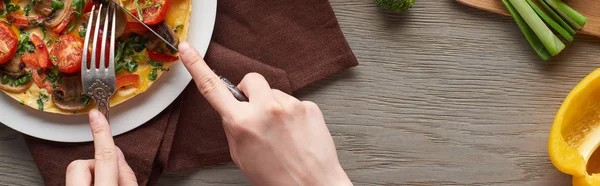 Vista Recortada Mujer Comiendo Tortilla Plato Mesa Con Ingredientes — Foto de Stock