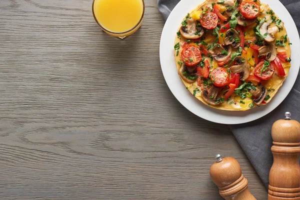 Top View Glass Juice Tasty Omelet Vegetables Breakfast Wooden Table — Stock Photo, Image