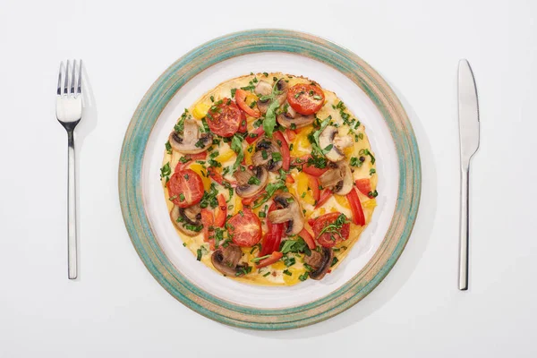 顶部的盘与美味的煎蛋卷西红柿和蘑菇早餐在白桌上 — 图库照片