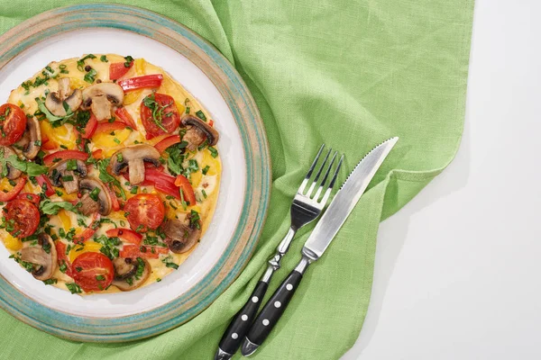 Teller Mit Hausgemachtem Omelett Zum Frühstück Auf Weißem Tisch Mit — Stockfoto