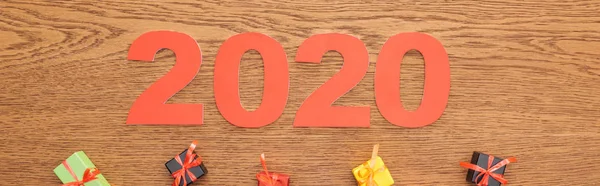 Верхний Вид Бумаги 2020 Номера Вблизи Небольших Декоративных Подарочных Коробок — стоковое фото