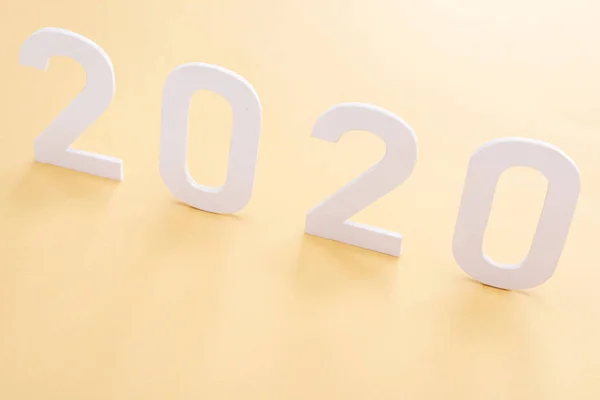 Papel Branco 2020 Números Fundo Amarelo — Fotografia de Stock