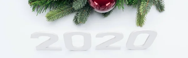 Horní Pohled Papír 2020 Čísla Blízkosti Vánoční Strom Věnec Cetkou — Stock fotografie